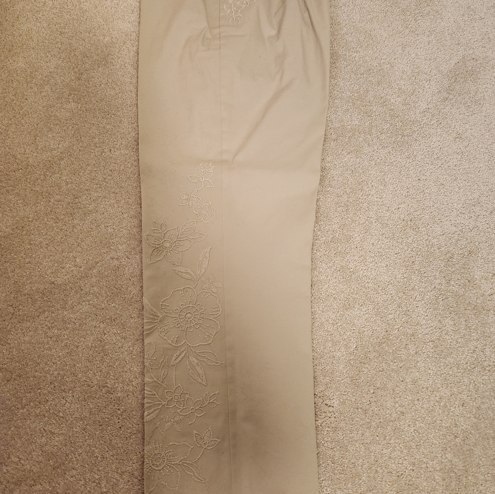 Ann Taylor capri pants w/beautiful floral embroidery, size 4